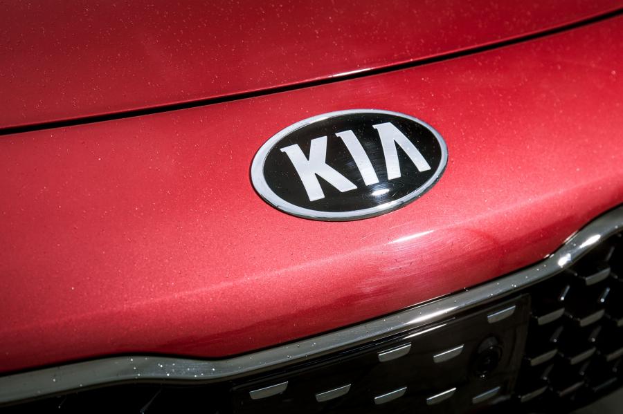 Логотип Kia Stinger GT-Line S (CK) 2017 года  (UK) (фото 36 из 41)